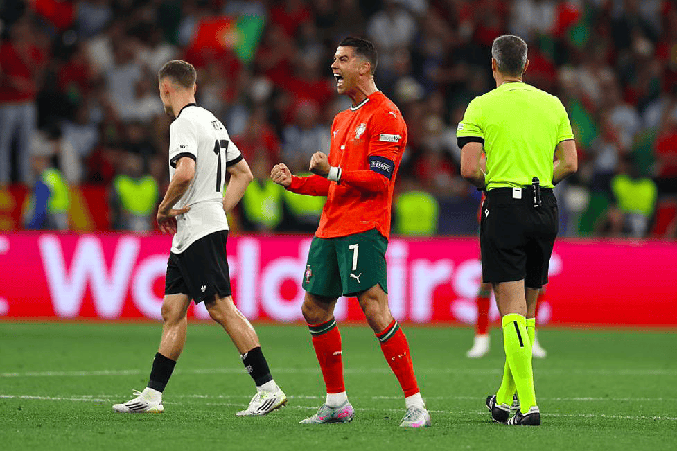 阿扎伦卡巅峰对决,C罗与90激战C9分钟,问鼎冠军胜负难料!的简单介绍 阿扎伦卡巅峰对决,C罗与90激战C9分钟,问鼎冠军胜负难料!的简单介绍