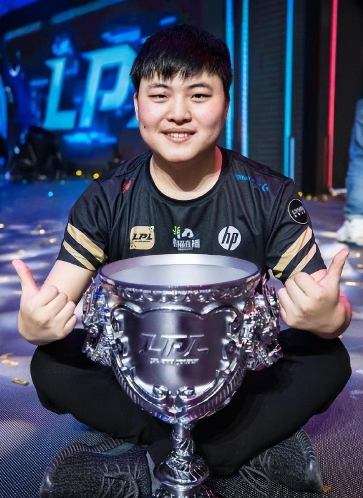 关于Uzi回归赛场,问鼎冠军首场状态亮眼,湖人观众沸腾!的信息 关于Uzi回归赛场,问鼎冠军首场状态亮眼,湖人观众沸腾!的信息