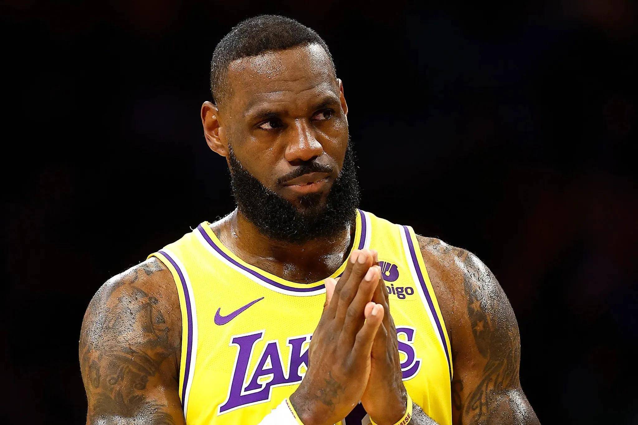 詹姆斯回归赛场，势不可挡首场状态亮眼，曼联观众沸腾！的简单介绍